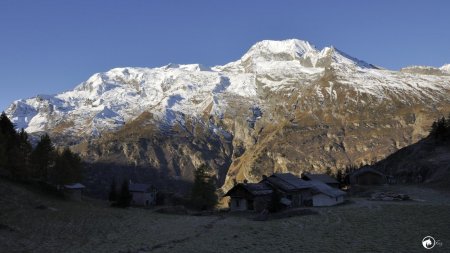 Départ à l’ombre avec le Mont Pourri en toile de fond...