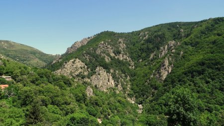 Les gorges de la Borne et la tour nichée.