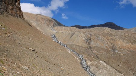 Sous les Rochers de Pers, le sentier se dirige vers le ruisseau de Pers.