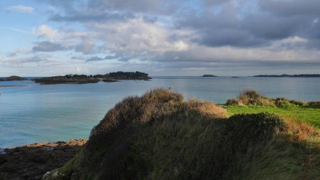 L’île des Ébihens vue de la pointe du Chevet.