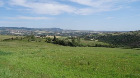 Monts du Lyonnais et monts d’Or dans le lointain (D).