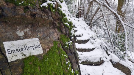 Sur l’Unterer Felsenweg, le départ du Einsiedlerpfad.