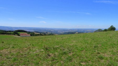 Vers Saint-Étienne et les massifs du Mézenc et du Meygal.