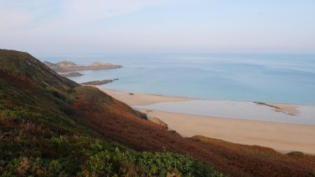 Entre le cap d’Erquy et la plage de Lourtuais.