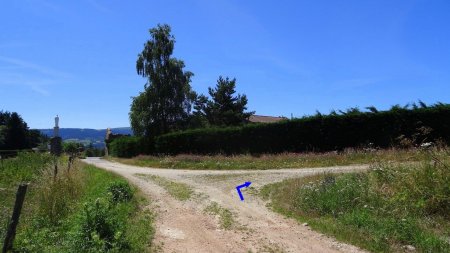 Tourner à droite avant le col de la Croix de Ladret.