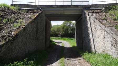 Franchir la voie ferrée par le souterrain.