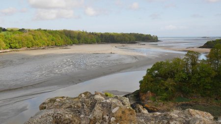 Du haut de la tour nord-ouest, vue sur l’estuaire et la baie de l’Arguenon.