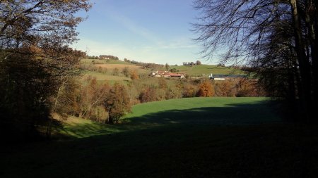 Vers le hameau de Choules, sur l’autre versant de la vallée.