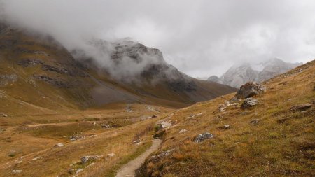 En montée vers le lac de la Sassière.