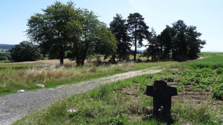 Traverser la D57 à la cote 971, croix-menhir.