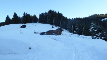 La montée se poursuit entre les chalets