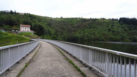 Traversée du barrage et maison du garde.