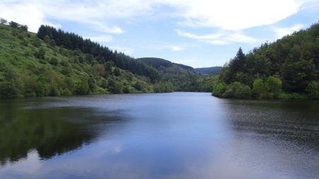 Joli lac, dommage que le ciel soit voilé.