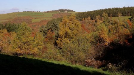 Vallée de Cotatay et le hameau de la Chomette, lui aussi sur le circuit.