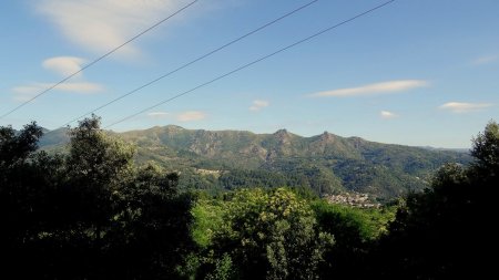  Panorama à la faveur d’une ligne électrique.