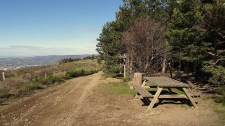 Balise et table de piquenique du Sud.