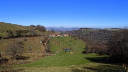 Hameau de Jacquemond et vallon affluent de l’Orjolle.