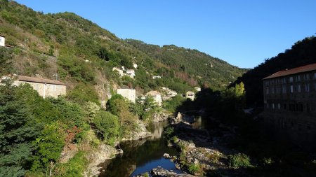 Vue du pont de Saint-Sauveur-de-Montagut.