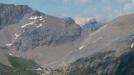 Vue depuis la pointe Sud de Bézin, à travers la brèche du col Pers, vue sur le Roc de Bassagne