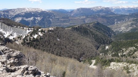 Vue sur la Plane, la crête de descente orientée ouest, où se trouve le sentier balisé