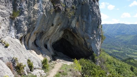 Entrée ouest de la grotte du Trou d’Argent