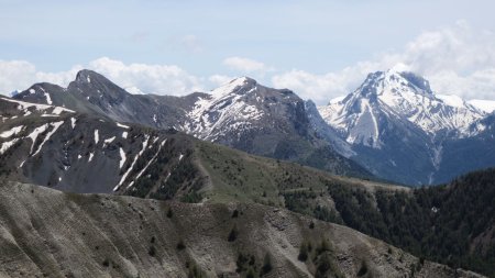 Vue au sud-est sur le Peissiéou, la tête de Louis XVI et la Petite Séolane.