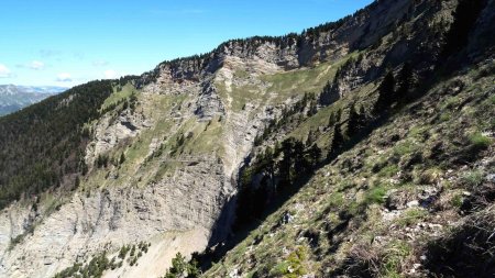 Au bout de la traversée du jour : le panorama est saisissant sur le cirque de ce versant ouest