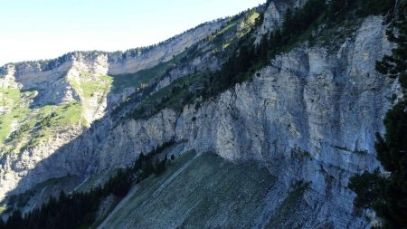 Vue d’ensemble du cirque. Ici on est au-dessus de la falaise (le point haut de cette falaise se trouve dans l’angle en haut et à droite de la photo)