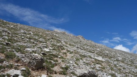 Sur le sentier sommital à peine marqué mais balisé par un cairn.