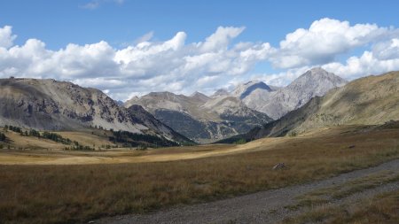 Vers Montgenèvre avec, Le Janus, Crête du Chalvet, Pic du Lauzin, Rocher de Marapa, Pointe des Rochers Charniers, Mont Chaberton.