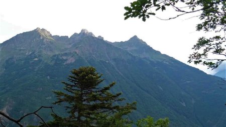 La Grande Lance d’Allemont et son versant sud, «spécialement cadrés» pour mettre en avant la montée par les Sagnes (à droite), et le col de la Portette (juste à gauche de la Lance)