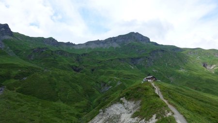 Vue arrière sur le refuge et le Col d’Anterne à gauche de la photo.