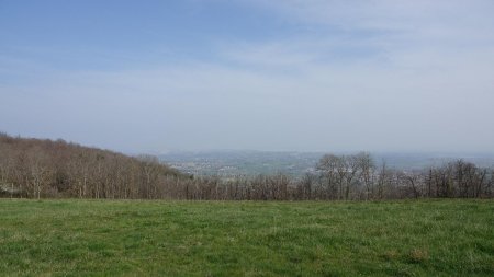 La brume empêche de voir Lyon et les Alpes.