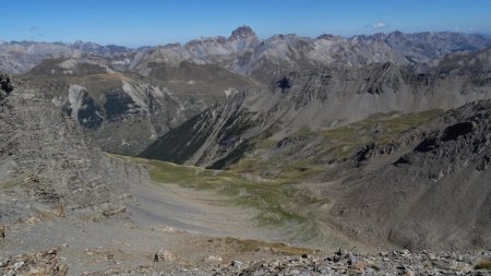 Le Pas du Chaïs versant Vallon de Courrouit. On apperçoit un tout petit bout du lac homonyme