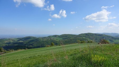 Vers Châteauvieux et le Crêt de Py Froid.