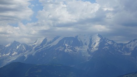 Le Mont Blanc a la tête dans les nuages.