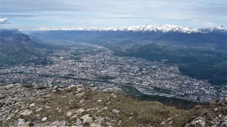 Trente mètres au nord du relai du Moucherotte, voici le panorama sur la vallée grenobloise : ça a de la gueule ! Les sommets de Belledonne sous la neige, et le Mont-Blanc tout au fond