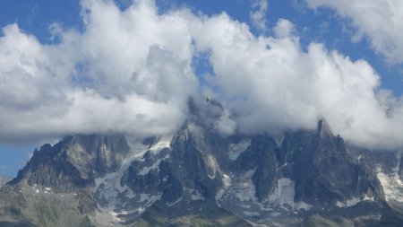 Parapente devant les Aiguilles de Chamonix.