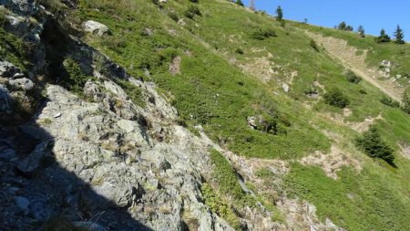 Traversée d’un ravin à sec, sur fond de roches