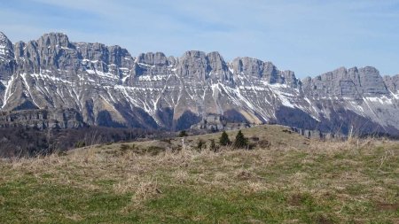 Au Pas du Serpaton : l’impressionnante et sublime barrière «est» du Vercors. Certaines des vires que l’on peut emprunter dans cette falaise sont surlignées de neige...