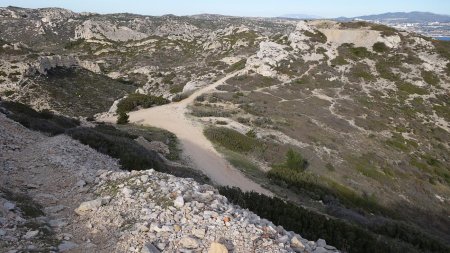 Le sentier entre le Fort Haut et le Fort Bas de Niolon