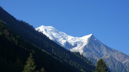 Du parking, vue sur le Dôme du Goûter et l’Aiguille du Goûter.