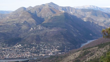 Digne-les-Bains dominée par le sommet de la Bigue.