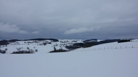 En arrière-plan, le Pilat est dans les nuages.