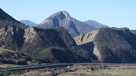 Début de la montée vers la Viste, juste au-dessus du village des Ceilliers, on aperçoit déjà aisément le sommet de Mouisset