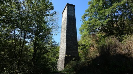 L’une des deux piles du viaduc inachevé.