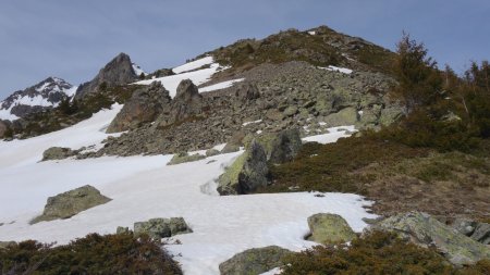 Apparition d’un peu de neige sur la crête de montée, orientée plein sud