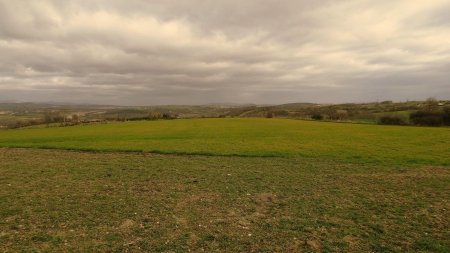 Sortie du bourg et ciel bien couvert.