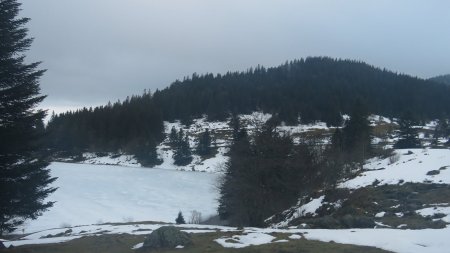 En bas du Sentier Robert Neunlist, vue sur le Lac de Forlet. C’est là que j’ai chaussé les raquettes à l’aller. Au retour, je les ai déchaussées un peu plus haut, avant la portion où on ne peut pas les garder.