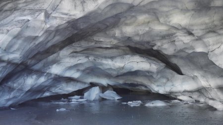 Sortie du torrent sous-glaciaire sur le front du glacier.